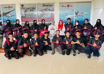 Ketua Kwarcab Bone Bolango, Kak Lolly Pou Junus saat menyambut peserta Jambore Nasional ke XI kontingen Kabupaten Bone Bolango di Bandara Djalaludin, Rabu (24/8/2022). (Foto Istimewa)