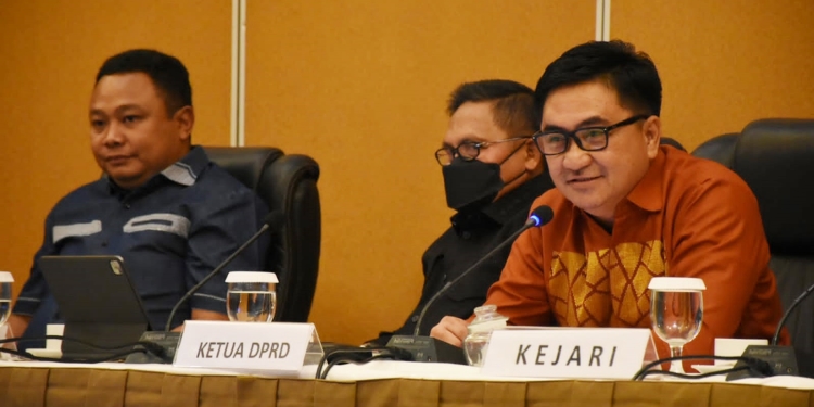 Ketua DPRD Kota Gorontalo, Hardi Sidiki memberikan sambutan saat rapat Forkopimda (Dok. Hms/Dekot)