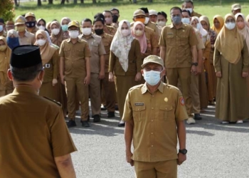 Thariq Modanggu saat memimpin apel di lingkungan Pemerintah Kabupaten Gorontalo Utara. (foto.istimewa)