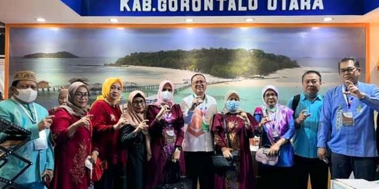 Thariq Modanggu saat foto bersama di stand Pemkab Gorut pada Apkasi Otonomi Expo tahun 2022. (foto.istimewa)