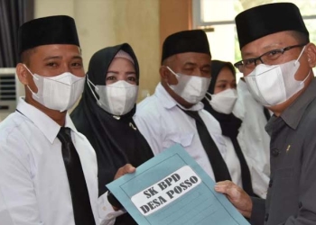 Thariq Modanggu saat melantik pengurus Penjabat Kades dan Pengurus BPD. (foto.istimewa)
