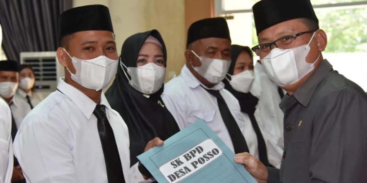 Thariq Modanggu saat melantik pengurus Penjabat Kades dan Pengurus BPD. (foto.istimewa)