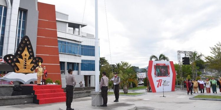 Pelaksanaan upacara bendera di halaman rektor UNG, Rbau (17/8/2022) (Dok. UNG)