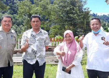 Sumitro Datunsolang didampingi Kabid Pengelolaan Informasi dan Komunikasi Publik, Aljum Konawe dan beberapa pihak di sela-sela melakukan sosialisasi dan survey terkait program GDV di Kecamatan Tolinggula. (foto.istimewa)