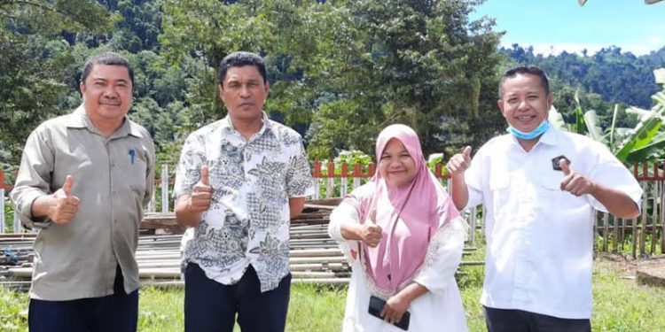 Sumitro Datunsolang didampingi Kabid Pengelolaan Informasi dan Komunikasi Publik, Aljum Konawe dan beberapa pihak di sela-sela melakukan sosialisasi dan survey terkait program GDV di Kecamatan Tolinggula. (foto.istimewa)