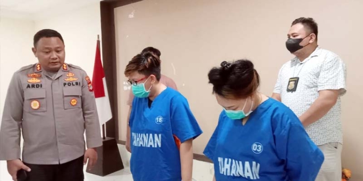 STK alias Sheren dan MNL alias Nathalia saat diamankan pihak kepolisian di Mapolres Gorontalo Kota, karena diduga mempekerjakan anak di bawah umur. (foto.sari/gopos)