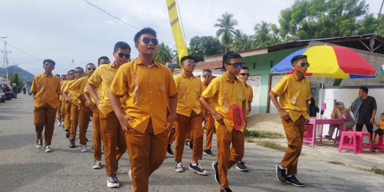 Ribuan siswa siswi Sekolah Dasar (SD) dan Sekolah Menengah Pertama (SMP) di Kecamatan Lemito, Kabupaten Pohuwato meriahkan lomba gerak jalan dalam menyambut HUT ke-77 RI. (foto.yusuf/gopos)