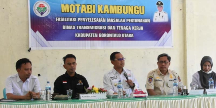 Thariq Modanggu didampingi Sekda Gorut, Suleman Lakoro berdiskusi dengan masyarakat terkait persoalan tanah transmigrasi yang ada di Desa Cempaka Putih, Kecamatan Tolinggula. (foto.istimewa)