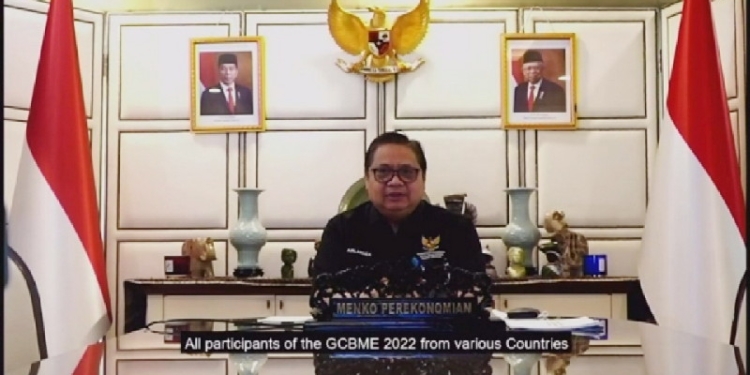 Menteri Koordinator Bidang Perekonomian saat menyampaikan keynote speech secara virtual dalam kegiatan The 7th Global Conference on Business Management and Entrepreneurship, Senin (8/08).