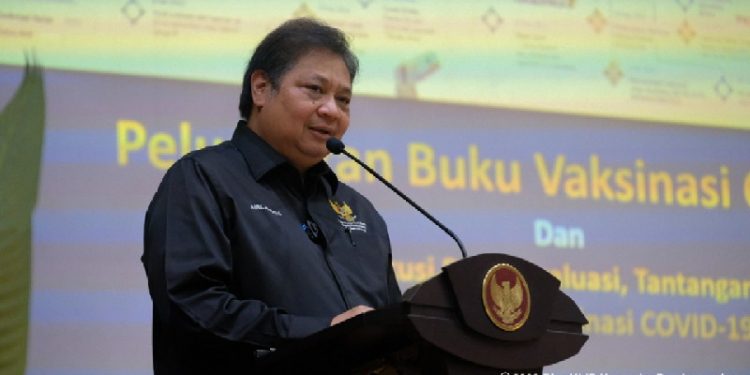 Menteri Koordinator Bidang Perekonomian Airlangga Hartarto dalam acara Peluncuran Buku Laporan Vaksinasi Covid-19 dan Diskusi Panel Evaluasi, Tantangan, dan Capaian Vaksinasi Covid-19 di Kantor Kemenko Perekonomian, Kamis (11/08).