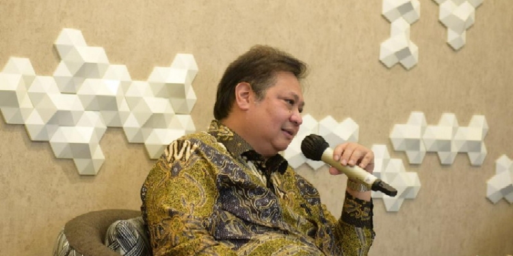 Menteri Koordinator Airlangga Hartarto ketika menerima audiensi startup logistik digital Shipper dan sejumlah brand UMKM, Jumat (12/08).