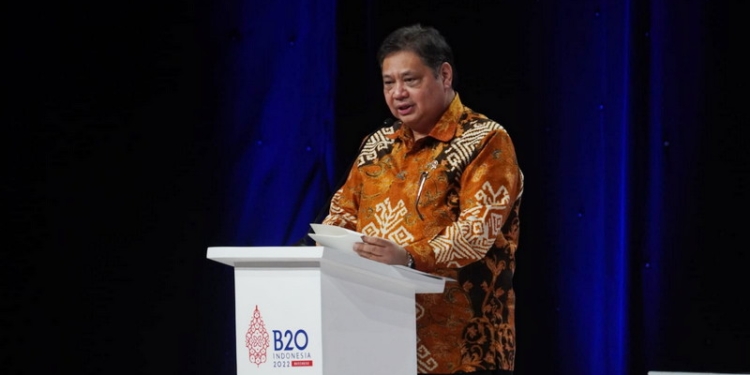 Menteri Koordinator Bidang Perekonomian Airlangga Hartarto saat menyampaikan keynote speech dalam acara B20-G20 Dialogue: Integrity and Compliance Task Force, Kamis (18/08).