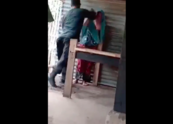Tangkapan layar video penganiayaan ibu-ibu oleh oknum polisi inisial Aipda S di Kabupaten Pinrang, Kamis (15/9).