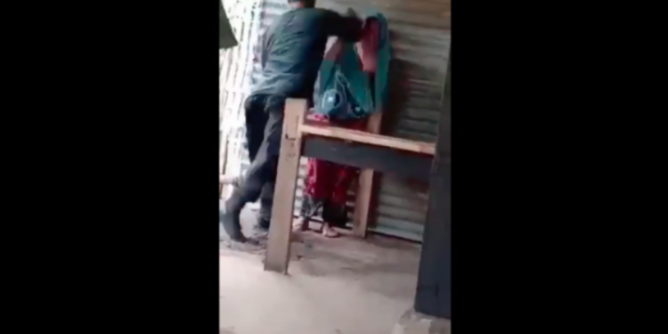 Tangkapan layar video penganiayaan ibu-ibu oleh oknum polisi inisial Aipda S di Kabupaten Pinrang, Kamis (15/9).