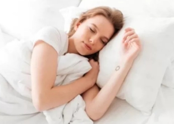 Ilustrasi berbaring di tempat tidur (freepik.com/freepik)