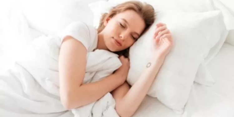 Ilustrasi berbaring di tempat tidur (freepik.com/freepik)