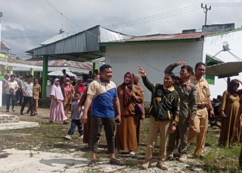 Bupati Gorontalo, Nelson Pomalingo bersama beberapa pimpinan OPD saat meninjau beberapa rumah terdampak angin puting beliung di Kecamatan Mootilango, Kabupaten Gorontalo, Senin (12/9/2022). Foto: Istimewa