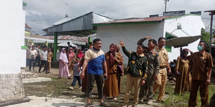 Bupati Gorontalo, Nelson Pomalingo bersama beberapa pimpinan OPD saat meninjau beberapa rumah terdampak angin puting beliung di Kecamatan Mootilango, Kabupaten Gorontalo, Senin (12/9/2022). Foto: Istimewa