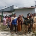Bupati Gorontalo, Nelson Pomalingo bersama beberapa pimpinan OPD saat meninjau beberapa rumah terdampak angin puting beliung di Kecamatan Mootilango, Kabupaten Gorontalo, Senin (12/9/2022). Foto: Istimewa