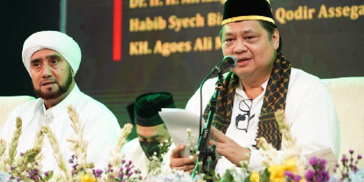 Menteri Koordinator Bidang Perekonomian Airlangga Hartarto menghadiri langsung Haul, Dzikir, Shalawat Kiai Ageng Gribig, di Jatinom, Klaten, Kamis (15/0/2022).