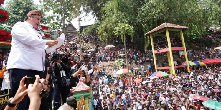 Menteri Koordinator Bidang Perekonomian Airlangga Hartarto menghadiri perayaan tradisi Yaa Qowiyyu di Jatinom, Klaten, Jawa Tengah, Jumat (16/9/2022).