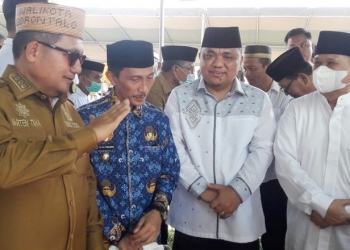Bupati Gorontalo, Nelson Pomalingo ditemani Wakil Bupati Gorontalo, Hendra S Hemeto saat melayat almarhumah Marie Habibie Sidiki, Ibunda dari Rusli Habibie. Terlihat pula Wali Kota Gorontalo, Marten Taha dan Mantan Wakil Gubernur Gorontalo, Idris Rahim. (Foto: Istimewa)