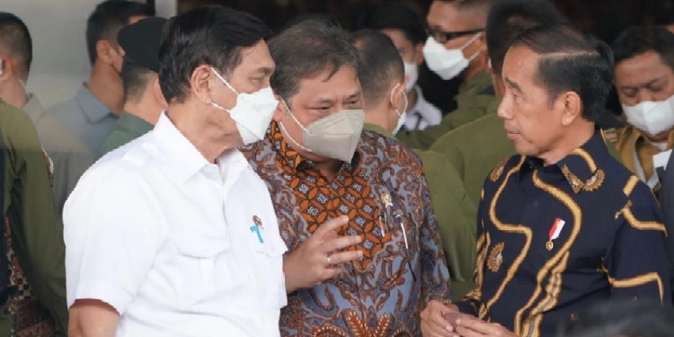 Presiden Jokowi saat bertemu Menko Airlangga Hartarto dalam arahan kepala daerah, di JCC, Jakarta, Kamis (29/9).
