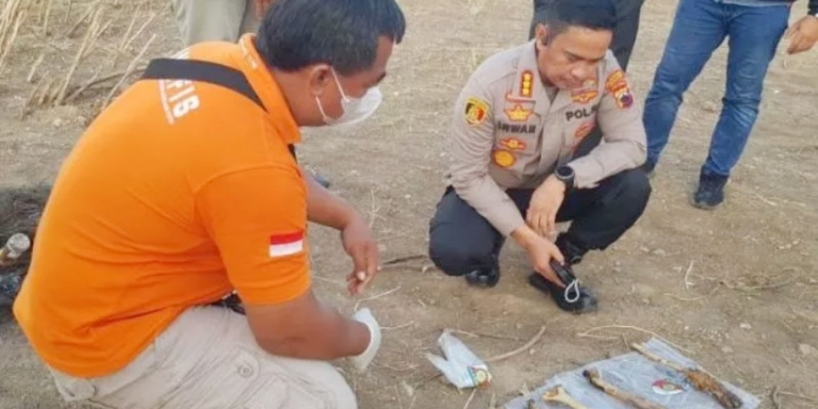 Kapolrestabes Semarang Kombes Pol.Irwan Anwar mengecek temuan tulang dari bagian jasad terbakar di kawasan Marina, Kota Semarang, Rabu (14/9/2022). (ANTARA/Suara.com)