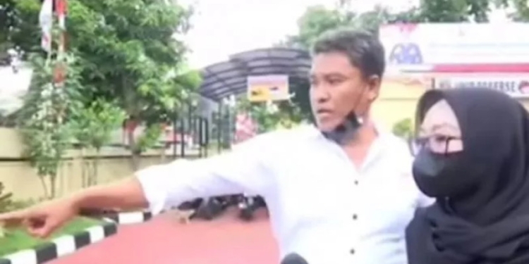 Tangkapan layar oknum penyidik Polsek Kembangan Ipda Suhartono menyuruh jurnalis wanita ngomong sama pohon saat ditanya kasus KDRT, Senin (29/8/2022). [Instagram @sunankalijaga_sh]