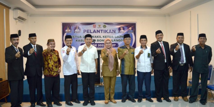 Bupati Hamim Pou didampingi Wabup Merlan S. Uloli, Sekda Ishak Ntoma, Kakan Kemenag Arfan A. Tilome, Ketua PA Suwawa Kaharudin Anwar, Ketua Baznas Provinsi Gorontalo Iwan Adam, Ketua Baznas Bone Bolango yang lama Adam K. Tadu, saat berpose dengan pimpinan Baznas Bone Bolango periode 2022-2027 usai dilantik, di Hotel Toewawa, Senin (11/7/2022). (Foto AKP/Diskominfo)