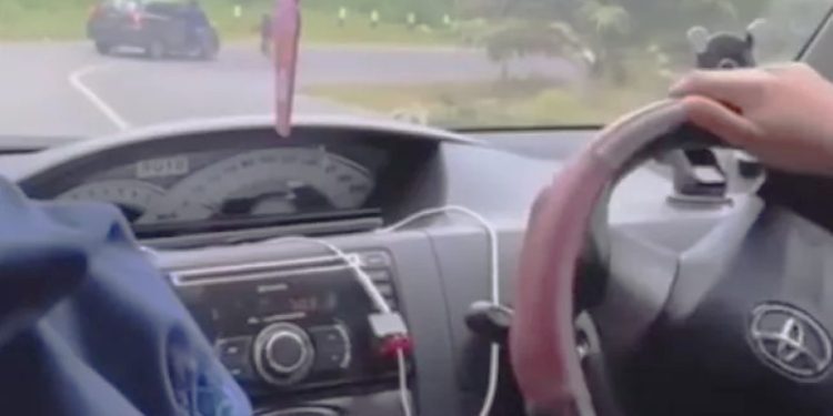 Mobil yang dikendarai emak-emak doba dicegat kawanan perampok di Jalan Lintas Sumatera (Jalinsum) Desa Batu Bandung. (suarabogor.id)
