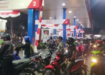 Sejumlah warga menyerbu SPBU di Kota Cimahi pada Rabu (31/8/2022). Mereka datang karena khawatir harga Pertalite bakal naik Kamis (1/8/2022) besok. [Suara.com]