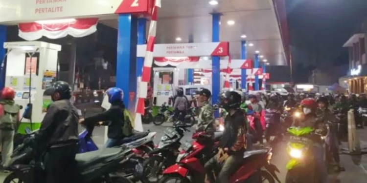 Sejumlah warga menyerbu SPBU di Kota Cimahi pada Rabu (31/8/2022). Mereka datang karena khawatir harga Pertalite bakal naik Kamis (1/8/2022) besok. [Suara.com]