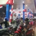 Sejumlah warga menyerbu SPBU di Kota Cimahi pada Rabu (31/8/2022). Mereka datang karena khawatir harga Pertalite bakal naik Kamis (1/8/2022) besok. [Suara.com]