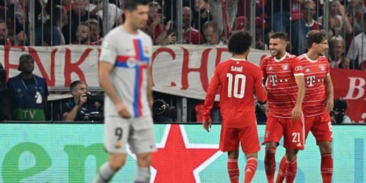 Reaksi penyerang Barcelona, Robert Lewandowski saat bek Bayern Munich Lucas Hernandez (kedua dari kanan) merayakan gol dengan Leroy Sane selama matchday kedua Grup C Liga Champions 2022-2023 (Champions League) antara Bayern vs Barcelona di Munich, Jerman selatan pada 13 September 2022 waktu setempat. Bayern menang 2-0. KERSTIN. (suara.com)