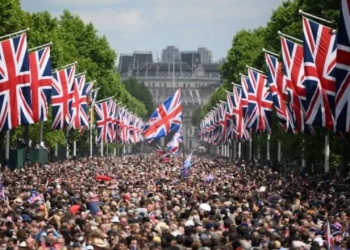 Warga Inggris memenuhi kawasan Istana Buckingham saat perayaan 70 tahun tahta Ratu atau Queen Platinum Jubilee di London, Ingrris, Kamis (2/6/2022). [Paul ELLIS / POOL / AFP/Suara.com]
