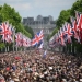 Warga Inggris memenuhi kawasan Istana Buckingham saat perayaan 70 tahun tahta Ratu atau Queen Platinum Jubilee di London, Ingrris, Kamis (2/6/2022). [Paul ELLIS / POOL / AFP/Suara.com]