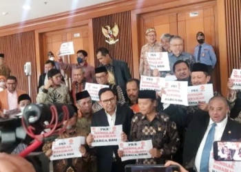 Tolak kenaikan harga BBM bersubsidi, Fraksi PKS walk-out dari rapat paripurna DPR RI di Jakarta, Selasa (6/9/2022). [Suara.com]