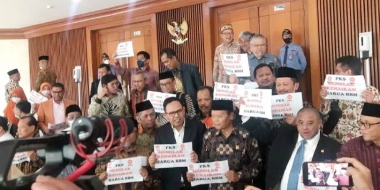 Tolak kenaikan harga BBM bersubsidi, Fraksi PKS walk-out dari rapat paripurna DPR RI di Jakarta, Selasa (6/9/2022). [Suara.com]