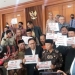 Tolak kenaikan harga BBM bersubsidi, Fraksi PKS walk-out dari rapat paripurna DPR RI di Jakarta, Selasa (6/9/2022). [Suara.com]