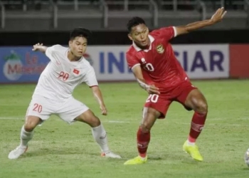 Pesepak bola Timnas Indonesia U-20, Ginanjar Wahyu (kanan) berebut bola dengan pesepak bola Vietnam U-20, Nguyen Duc Anh saat pertandingan babak kualifikasi Piala Asia U-20 2023 Grup F di Stadion Gelora Bung Tomo, Surabaya, Jawa Timur, Minggu (18/9/2022). [ANTARA/Suara.com]