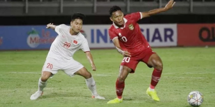 Pesepak bola Timnas Indonesia U-20, Ginanjar Wahyu (kanan) berebut bola dengan pesepak bola Vietnam U-20, Nguyen Duc Anh saat pertandingan babak kualifikasi Piala Asia U-20 2023 Grup F di Stadion Gelora Bung Tomo, Surabaya, Jawa Timur, Minggu (18/9/2022). [ANTARA/Suara.com]