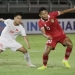 Pesepak bola Timnas Indonesia U-20, Ginanjar Wahyu (kanan) berebut bola dengan pesepak bola Vietnam U-20, Nguyen Duc Anh saat pertandingan babak kualifikasi Piala Asia U-20 2023 Grup F di Stadion Gelora Bung Tomo, Surabaya, Jawa Timur, Minggu (18/9/2022). [ANTARA/Suara.com]