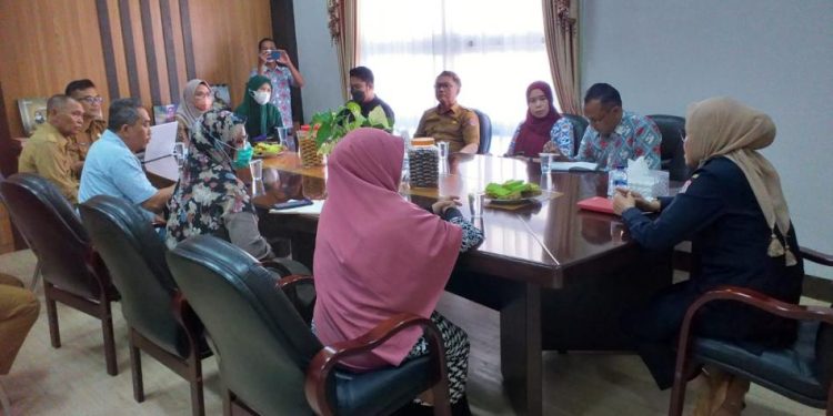 Wakil Bupati Bone Bolango, Merlan S. Uloli saat menerima kunjungan pihak Universitas Negeri Gorontalo dalam rangka koordinasi pelaksanaan KKN Profesi di Bone Bolango, Senin (13/9/2022). (Foto Indra/Gopos)