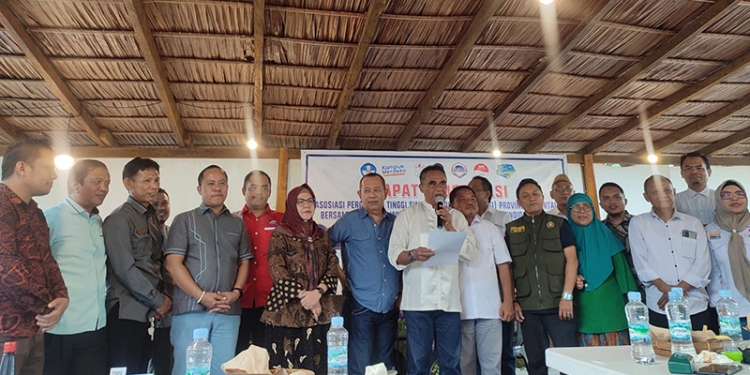 Pengurus APTISI bersama Organisasi dan Asosiasi Profesi di Bidang Pendidikan Tinggi se-Gorontalo menyampaikan hasil kajian terhadap masalah yang dihadapi PTS terkait Rancangan Undang-undang Sistem Pendidikan Nasional (Sisdiknas), Rabu (21/9/2022).