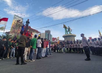 Aksi unjuk rasa Aliansi Merah Putih menolak harga BBM naik di Bundaran Hulonthalo Indah, Kota Gorontalo, Jumat (9/9/2022). (muhajir/gopos)