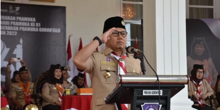 Penjabat Gubernur Gorontalo Hamka Hendra Noer saat memimpin Apel Besar Gerakan Pramuka dalam rangka Hari Pramuka ke-61 Tingkat Kwartir Daerah (Kwarda) Gerakan Pramuka Gorontalo bertempat di halaman Rumah Jabatan Gubernur Gorontalo, Kota Gorontalo, Minggu (18/9/2022). (Foto: Fadly/Hms)