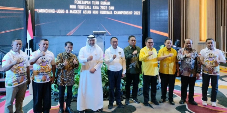 Forkopimda Provinsi Gorontalo berfoto bersama Menpora, Zainuddin Amali dan Presiden Asian Mini Football Confederation (AMFC), Mohammad Alddausari saat kegiatan penandatanganan MOU Kesepakatan Antara Penjabat Gubernur Gorontalo dengan Presiden Asia Mini Football Confederation (AMFC) sekaligus Launching Logo dan Maskot Asian Mini Football Championship 2023, di Hotel Aston, Kota Gorontalo, Jumat malam (16/9/2022). Foto: Putra/Gopos.