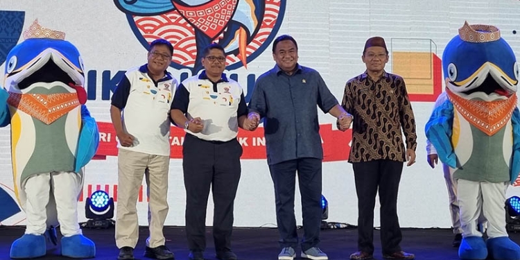 Dari kiri ke kanan: Kepala Perwakilan BI Gorontalo, Rony Widijarto Purubaskoro, Koordinator Kantor Perwakilan Bank Indonesia Regional Sulampua, Causa Iman Karana, Wakil Ketua DPR RI, Rachmat Gobel, serta Plh Sekda Provinsi Gorontalo, Sutan Rusdi, membuka pelaksanaan Festival Ikan Tuna Gorontalo 2022 di Lapangan Ipot Tapa, Bone Bolango, Gorontalo.