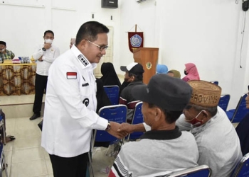 Wali Kota Gorontalo, Marten Taha saat meninjau penyaluran dana BLT BBM di  kantor camat Kota Tengah, Kota Gorontalo, Rabu (21/9/2022). Foto: Humas Pemkot